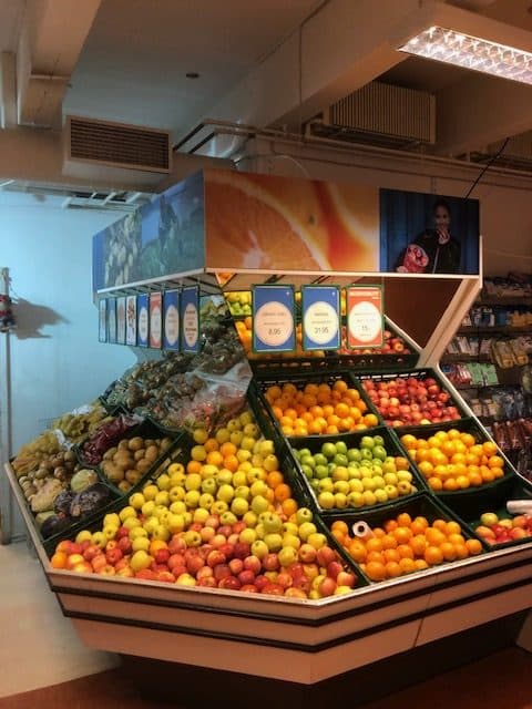 Indrettet butiksområde med inventar til fødevarer