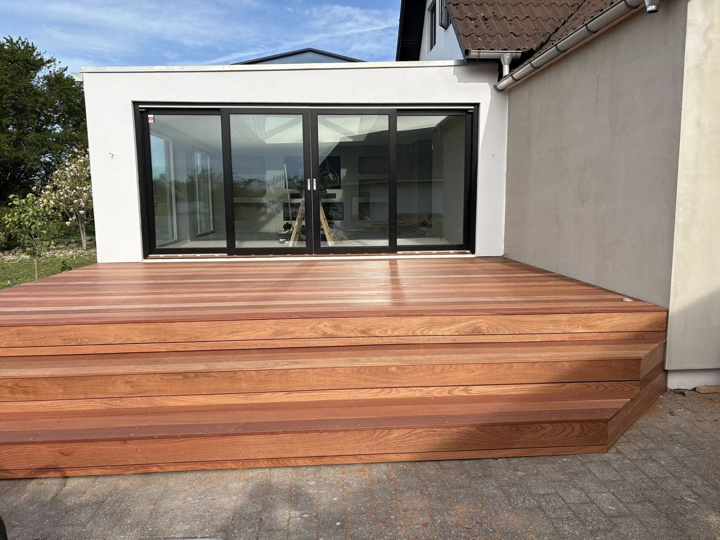 Terrasse med hårdttræsdæk ved bolig udført af Bygnor