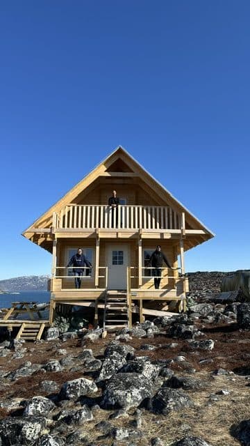 Træhytte ved fjorden i Grønland