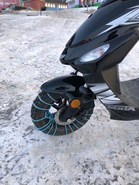 Scooter med snekæder i Grønland