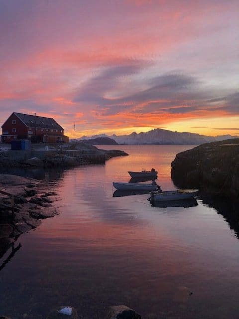 Solnedgang over fjorden i Grønland